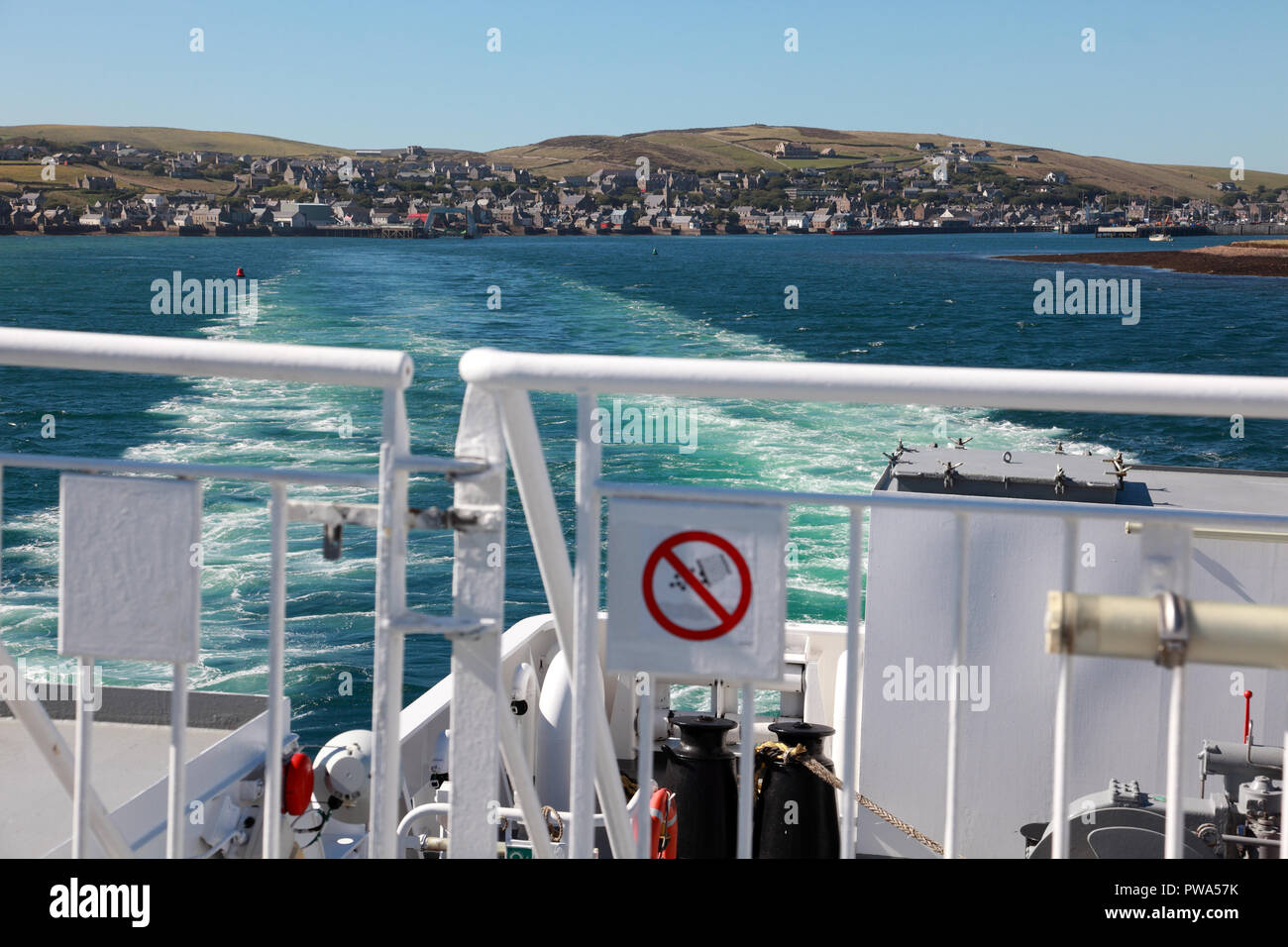 Die NorthLink Fähre Stromness auf Orkney Hamnavoe verlassen Stockfoto