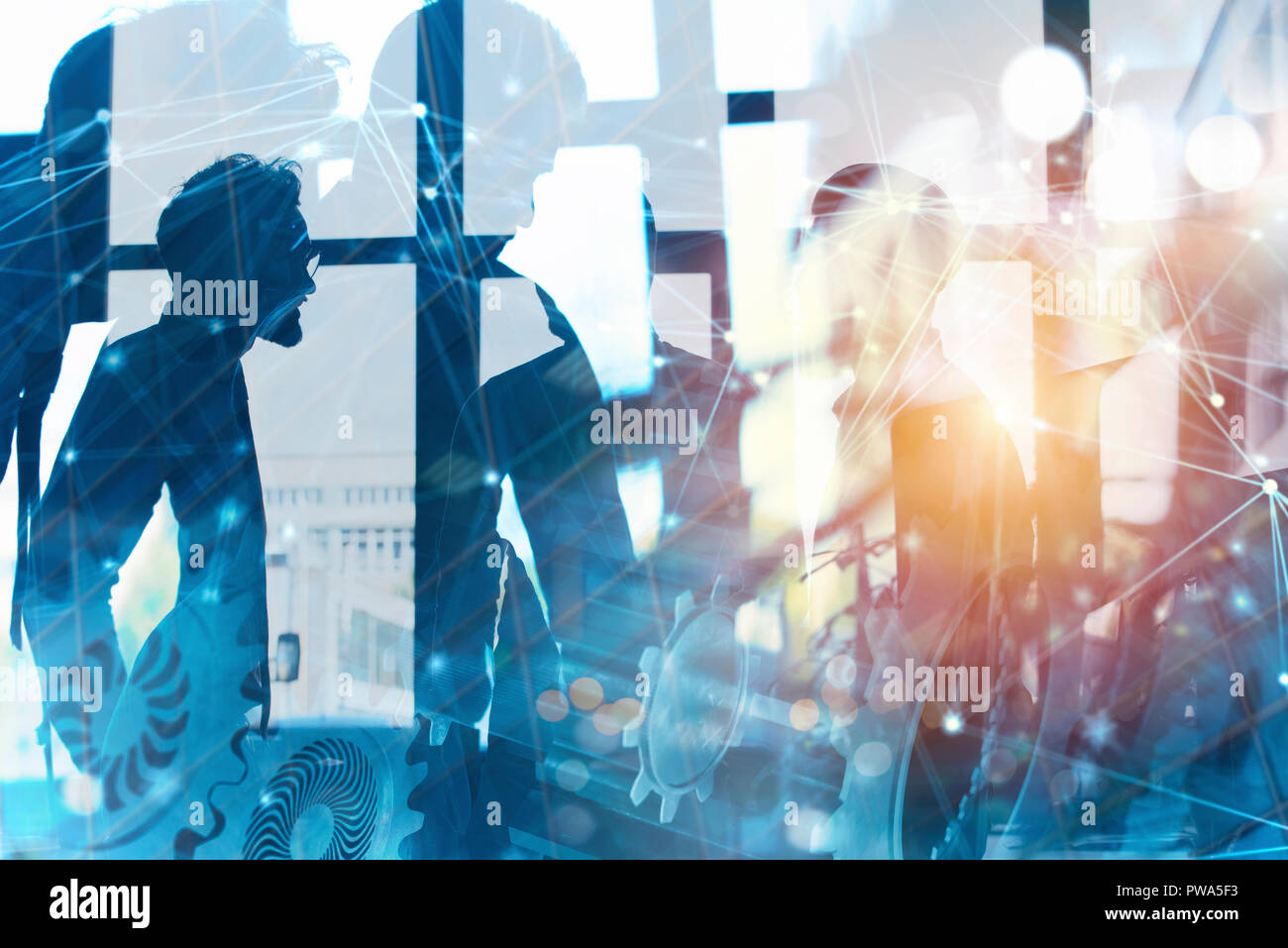 Business Team mit Zahnrädern. Teamarbeit, Partnerschaft und Integration Konzept mit Netzwerk Wirkung. Double Exposure Stockfoto