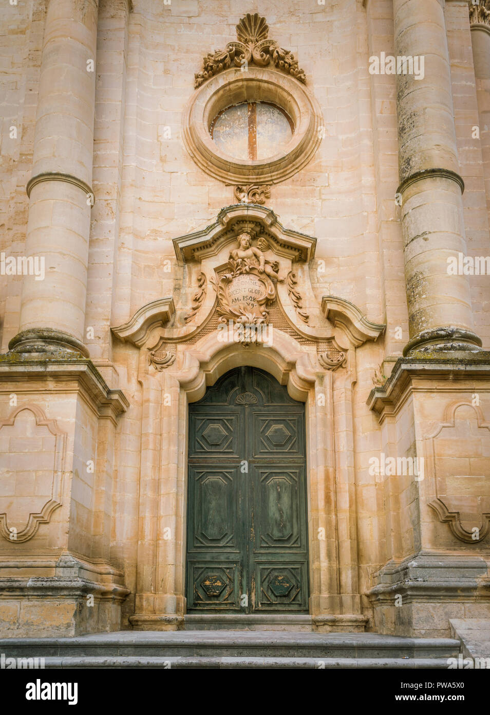 Reich verzierte Tür zum Duomo von San Giorgio in Modica, feines Beispiel der sizilianischen Barock kunst Sizilien, Süditalien. Stockfoto