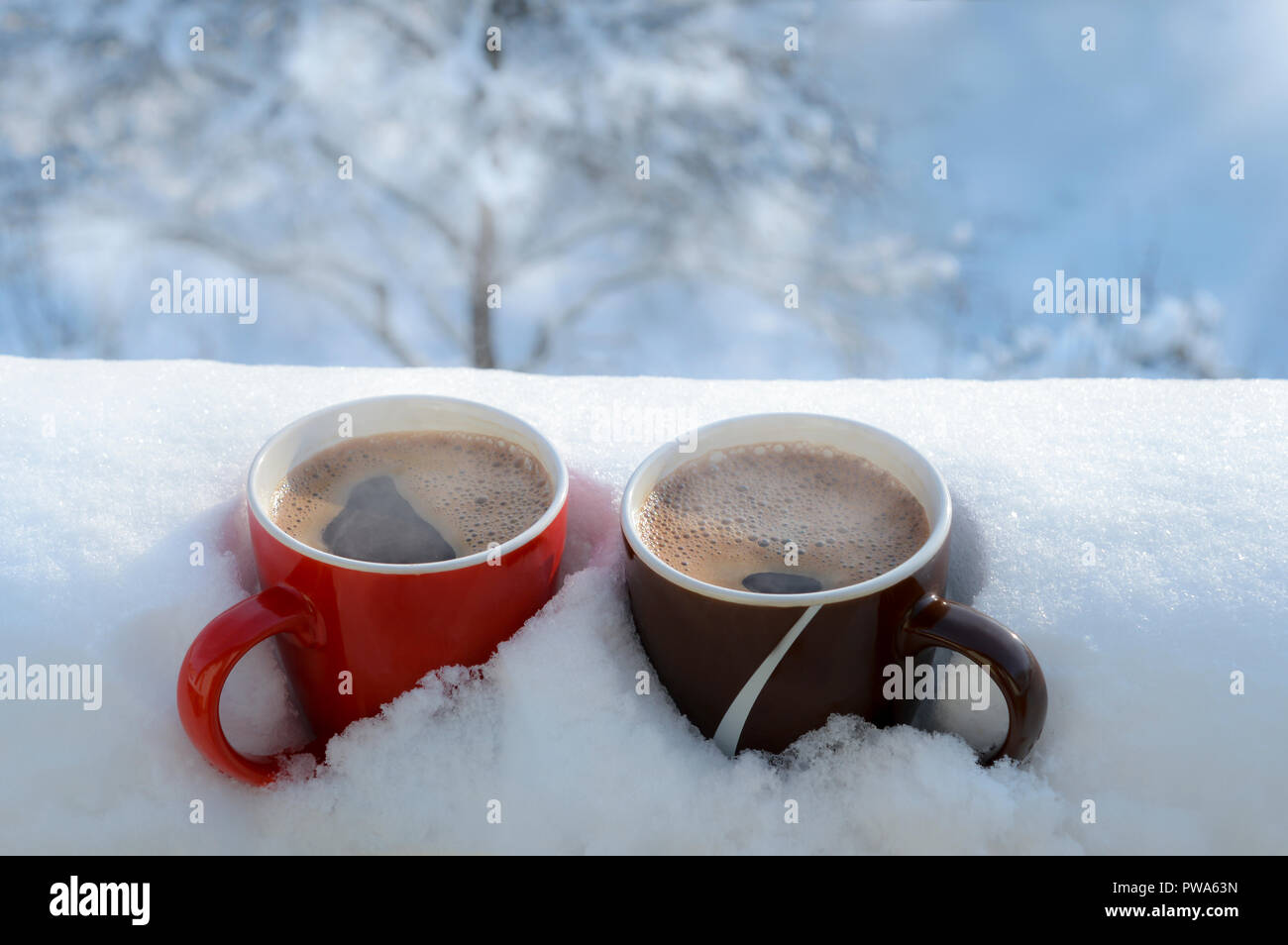 Romantisches Frühstück im Schnee. Winter Vintage Schlitten. Kaffee,  Marshmallows, und andere Süßigkeiten in einem Fach mit einer brennenden  Kerze Stockfotografie - Alamy