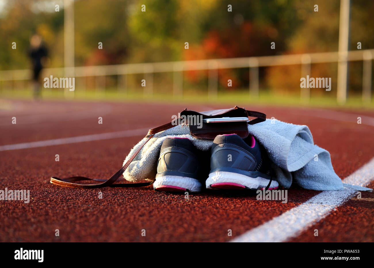 Schuhe und Teile von Frauen auf die sportliche Schiene am Nachmittag Stockfoto
