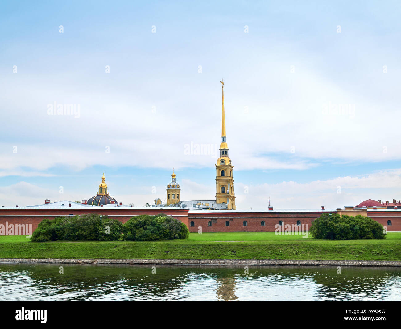 Die Wand der Bastion und die Kuppel der Peter und Paul Festung aus dem Kronverksky Straße in der Stadt St. Petersburg. Stockfoto