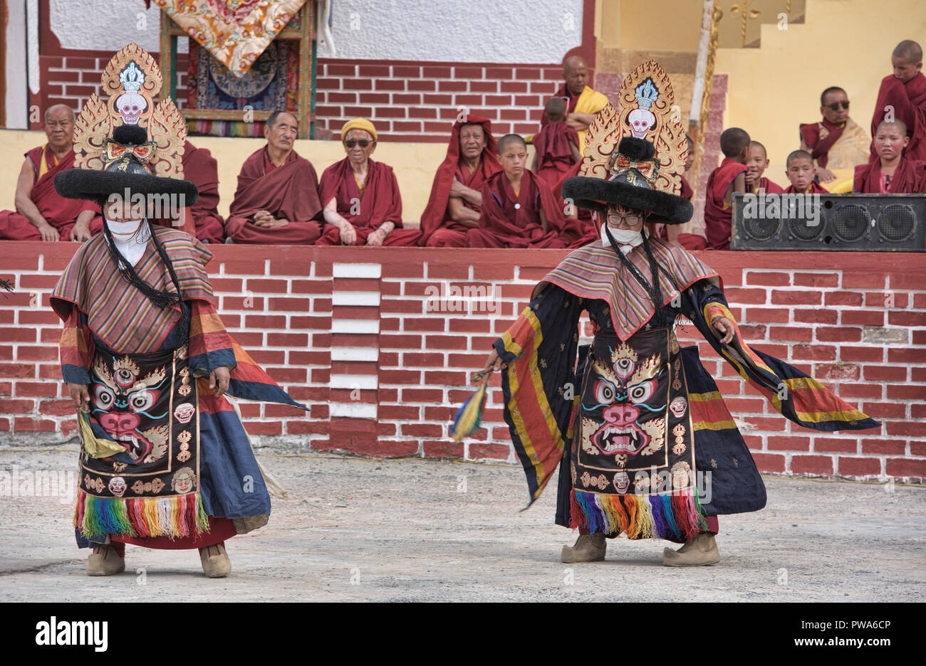 Gelugpa Mönche tanzen an der Diskit Kloster Gustor Festival, Nubra Valley, Ladakh, Indien Stockfoto