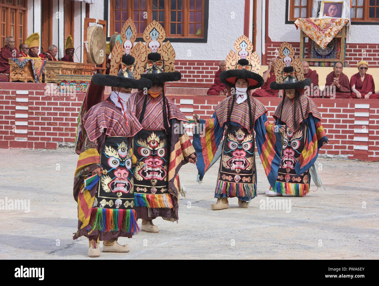 Gelugpa Mönche tanzen an der Diskit Kloster Gustor Festival, Nubra Valley, Ladakh, Indien Stockfoto