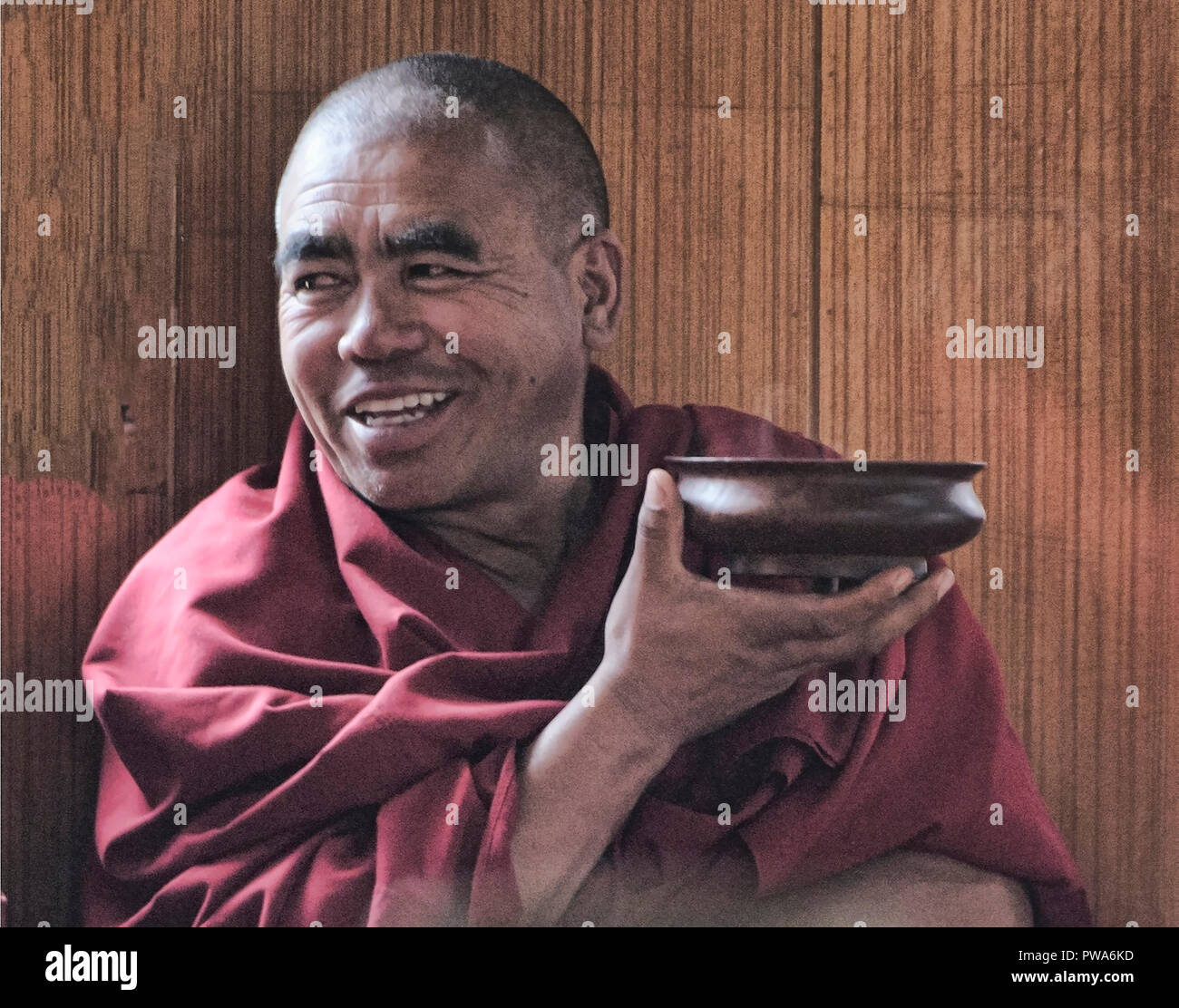 Gelugpa Mönche trinken Butter Kaffee, Diskit Kloster, Nubra Valley, Ladakh, Indien Stockfoto