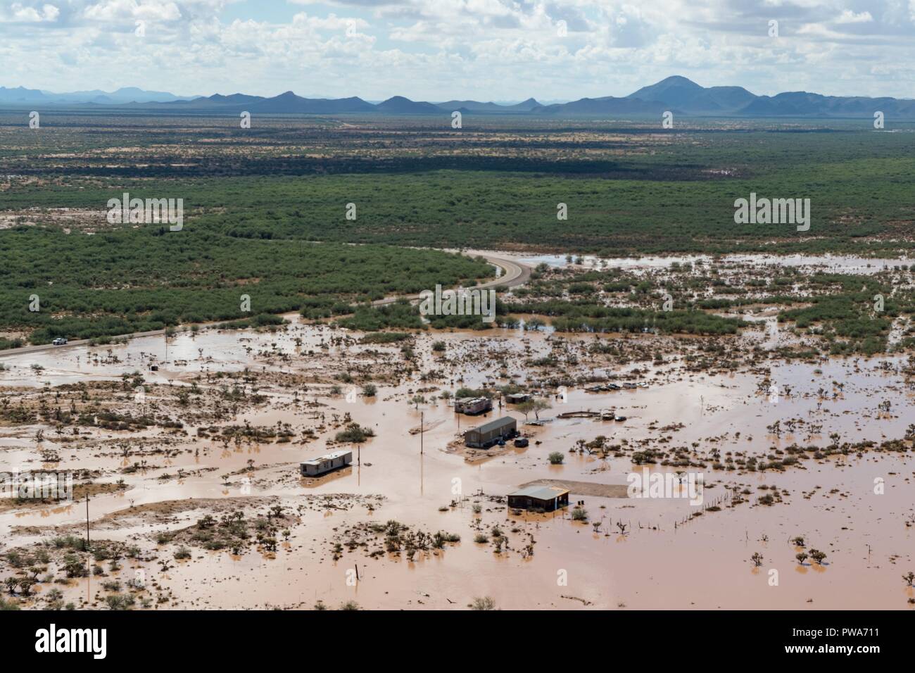 Straßen mit Schlamm Überschwemmung verursacht durch schwere Regen vom tropischen Sturm Rosa in der Tohono O'odham Indianerreservat Oktober 3, 2018 in Ali Chuk, Arizona abgedeckt. Stockfoto