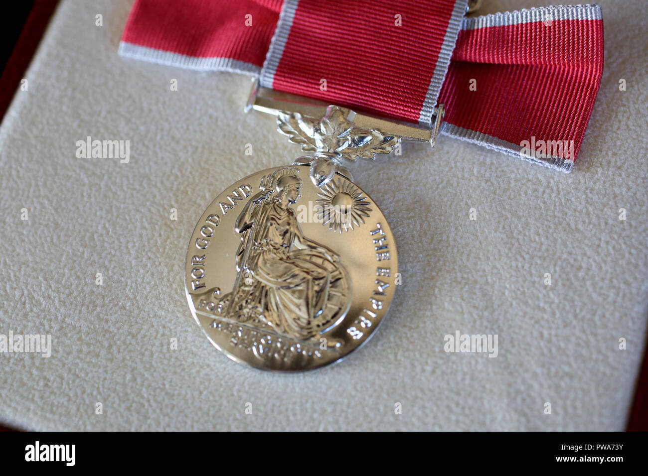 Hazel Latus, Chief Executive der wohltätigkeitsorganisation dargestellt, die ihre britische Empire Medaille von Lord Lieutenant von West Sussex, Susan Pyper in Arundel. Stockfoto