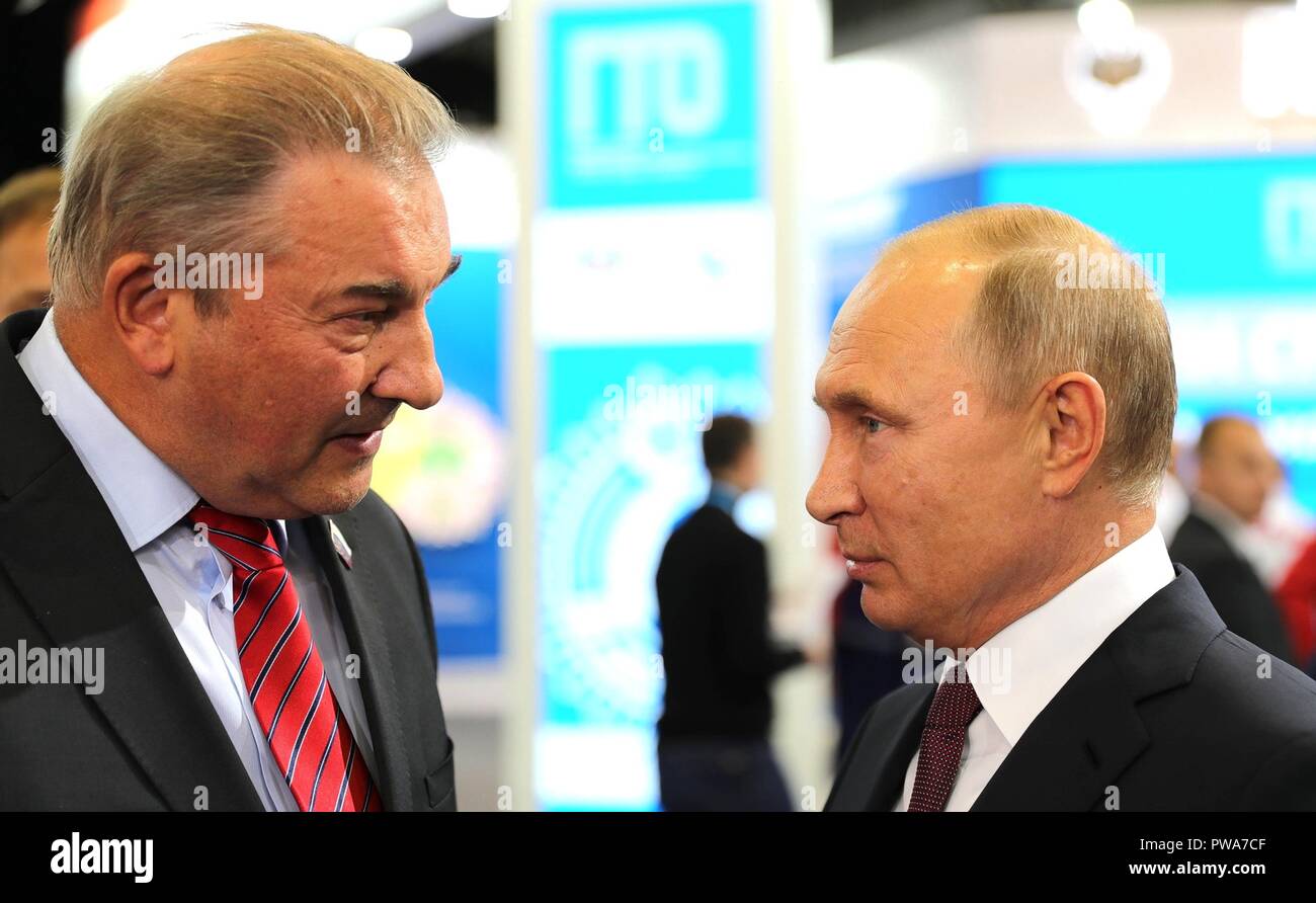 Der russische Präsident Wladimir Putin Chats mit Vladislav Tretyak, pensionierter legendäre russische Eishockey Torwart bei einem Rundgang durch die Ausstellung Moderne Sport: Innovationen und Perspektiven Oktober 10, 2018 in Perm, Russland. Stockfoto