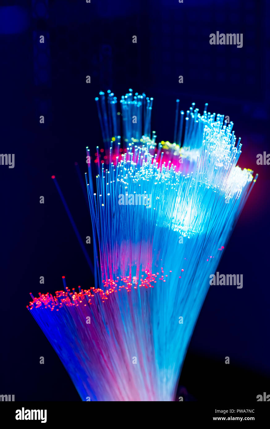 optische Fasern Dinamic fliegen aus der Tiefe auf Technik-Hintergrund Stockfoto