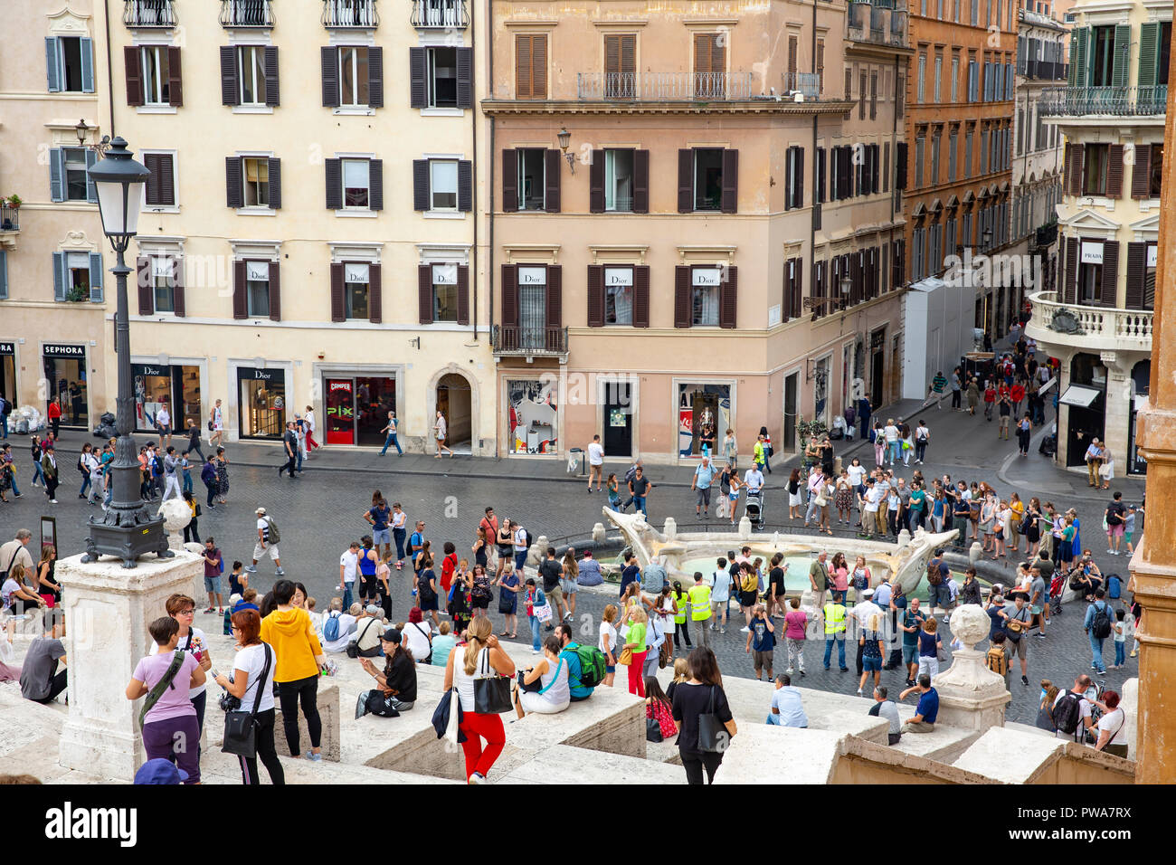 Fontana della Barcaccia oder Brunnen des Schiffes in Piazza Di Spagna am Fuße der Spanischen Treppe in Rom, Italien, Europa Stockfoto