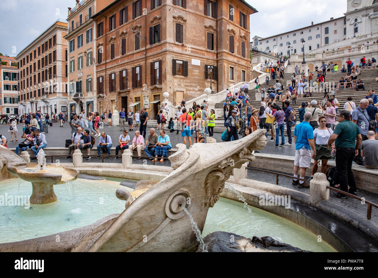 Fontana della Barcaccia oder Brunnen des Schiffes in Piazza Di Spagna am Fuße der Spanischen Treppe in Rom, Italien, Europa Stockfoto