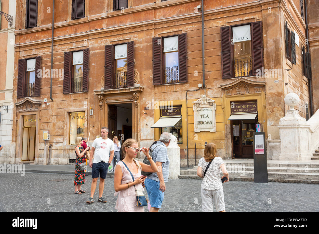 Furla Handtasche aufbewahren und Babingtons Kaffee Zimmer in Piazza Di Spagna neben der Spanischen Treppe in Rom, Italien, Europa Stockfoto