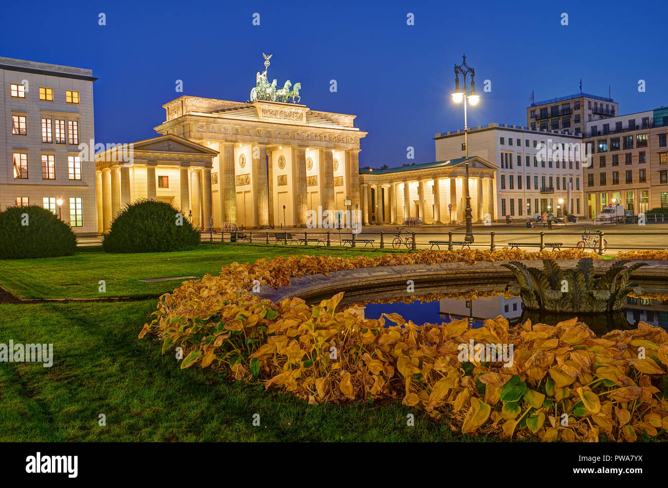 Andere Ansicht der berühmten Brandenburger Tor in Berlin vor Sonnenaufgang Stockfoto