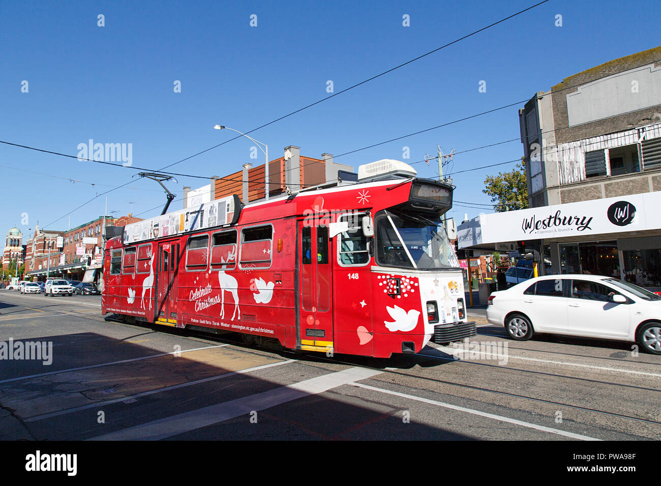 Balaclarva, Melbourne, Australien: 04 April, 2018: eine Straßenbahn fährt durch die Vorstadt von Balaclava in Melbourne. Stockfoto