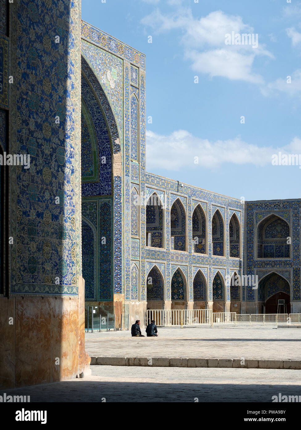 Isfahan, Iran - 3. März 2017: zwei Männer im Hof von Shah Moschee sitzen, auch als Imam Moschee bekannt. Es ist ein UNESCO Weltkulturerbe Stockfoto