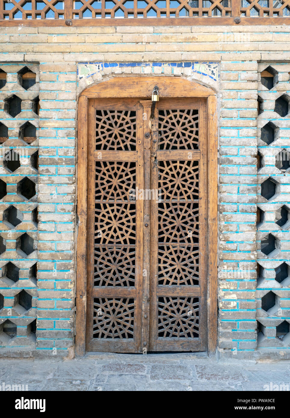 Alte hölzerne geschnitzte Tür in Shah Moschee, Isfahan, Iran Stockfoto