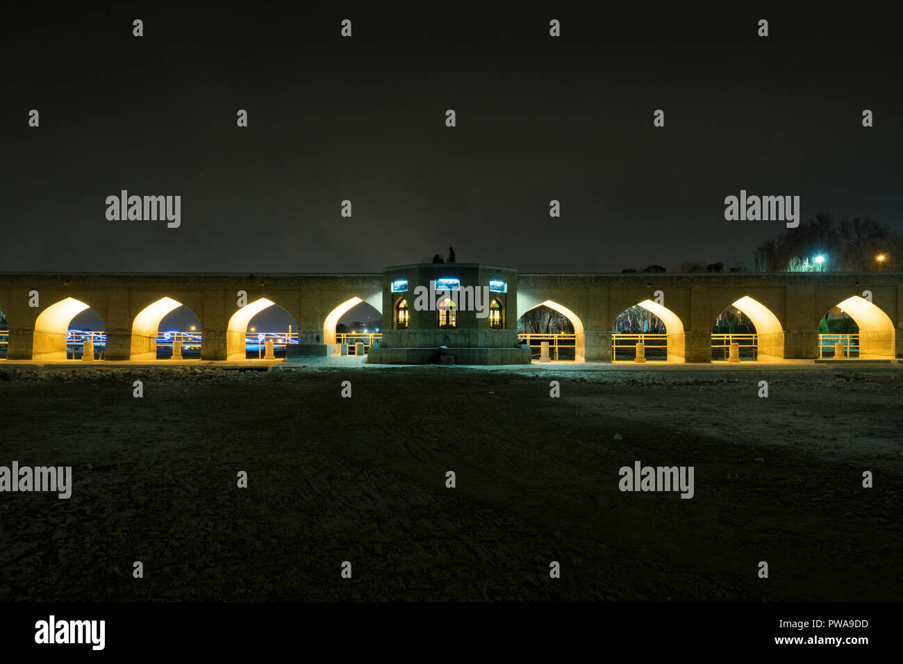 Beleuchtete Brücke über getrocknete Zayandeh Fluss, Isfahan, Iran Stockfoto