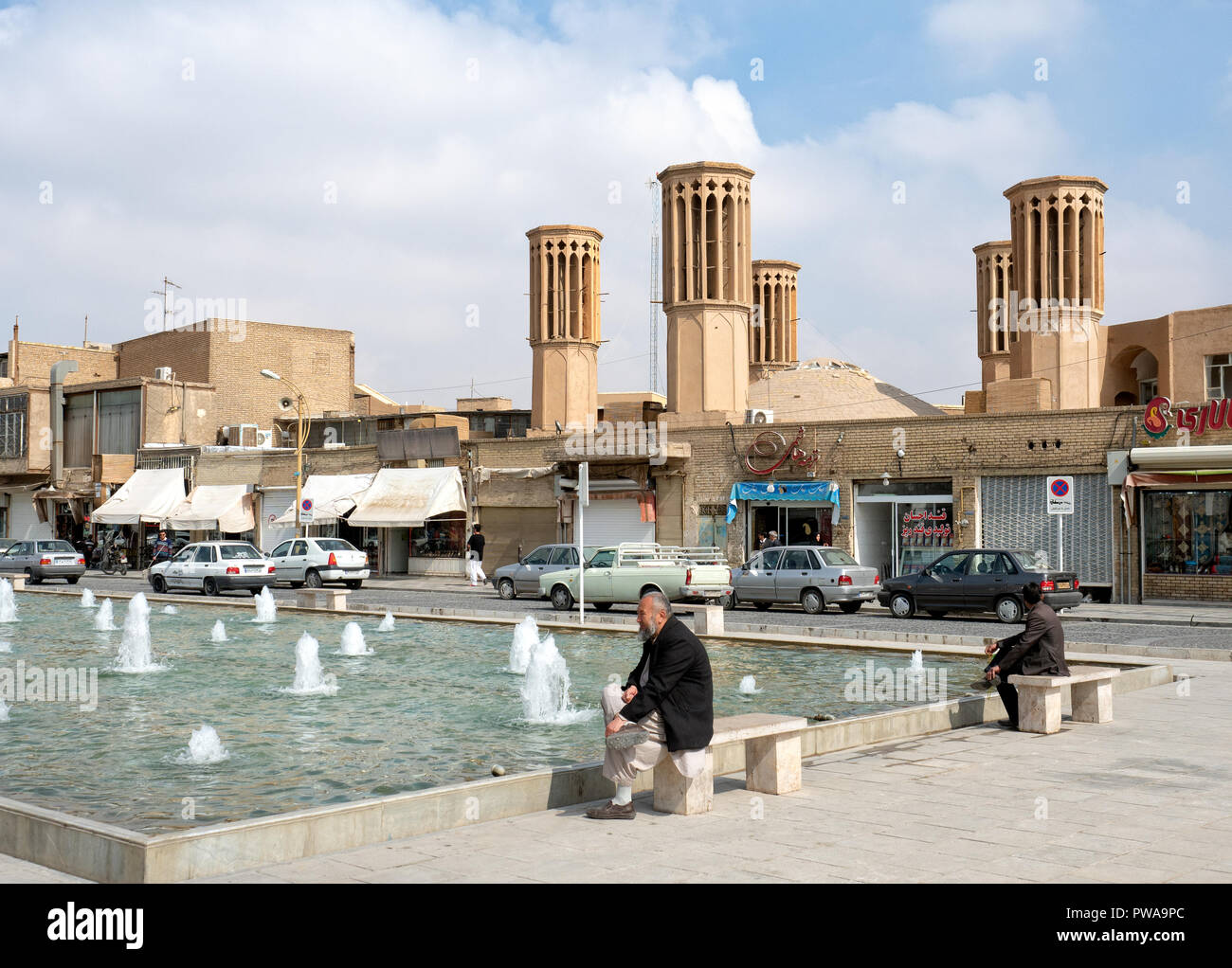 Yazd, Iran - 7. März 2017: Amir Chakhmaq Windcatchers im Quadrat. Wind Turm ist eine der traditionellen persischen architektonisches Element der natürlichen Lüftung zu erstellen Stockfoto