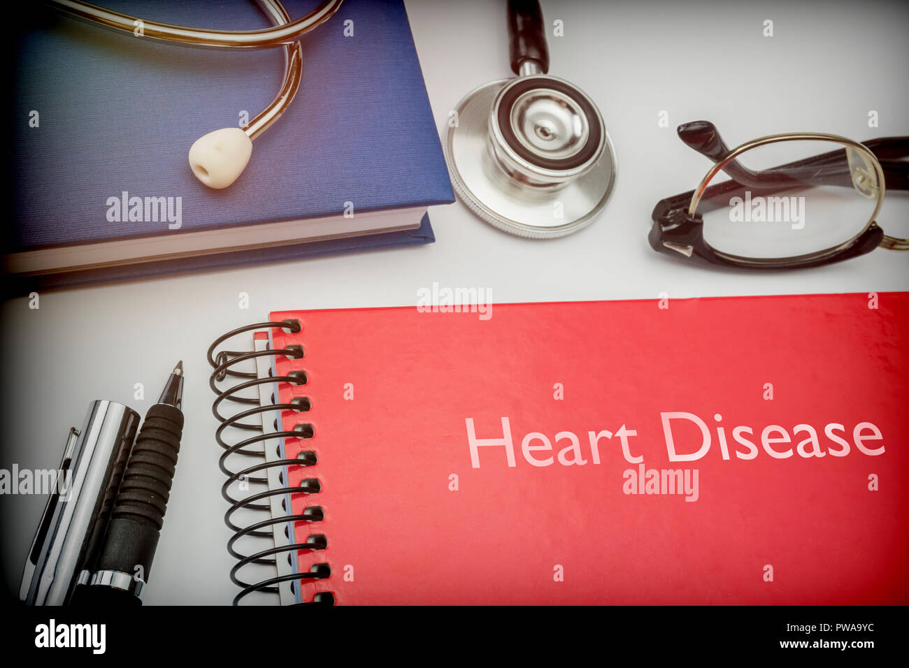 Mit dem Titel Red book Herzkrankheit zusammen mit medizinischen Geräten, konzeptionelle Bild Stockfoto