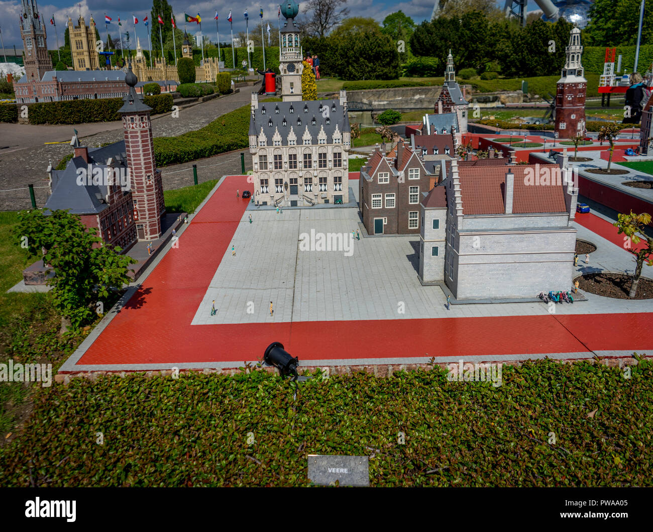 Brüssel, Belgien - 17 April 2017: Miniaturen im Park Mini-europa-Reproduktion der florierenden Hafenstadt mit gotischen Rathaus von Veere in Ne Stockfoto