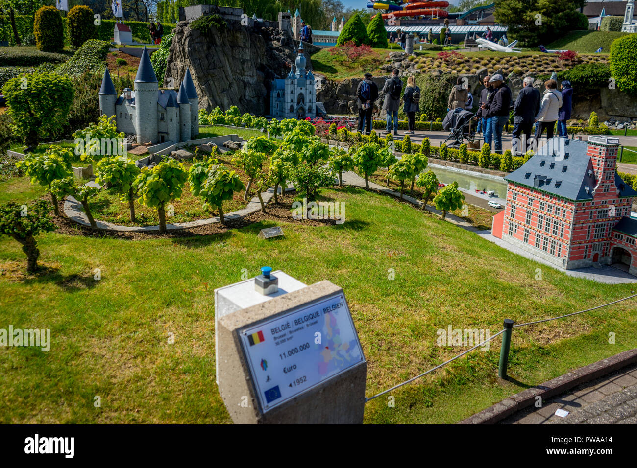 Brüssel, Belgien - 17 April 2017: Park Mini-europa-Reproduktion von Curtis House in Lüttich und Märchenhaften veves Schloss in Celles, Belgien, Europa Stockfoto