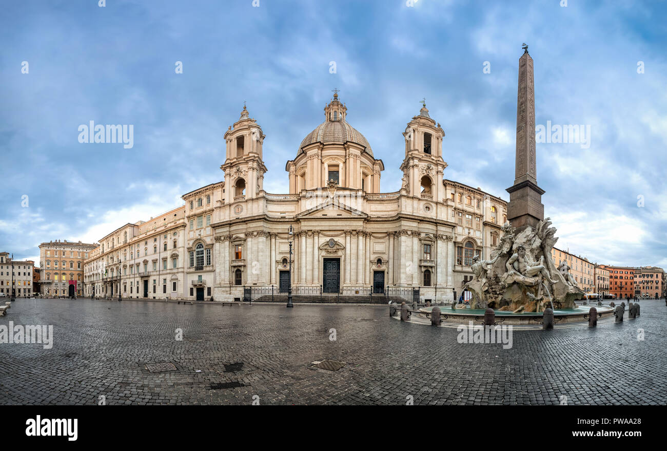 Panorama von der Piazza Navona mit Fontana dei Fiumi Brunnen und Sant'Agnese in Agone Kirche, Rom, Italien Stockfoto
