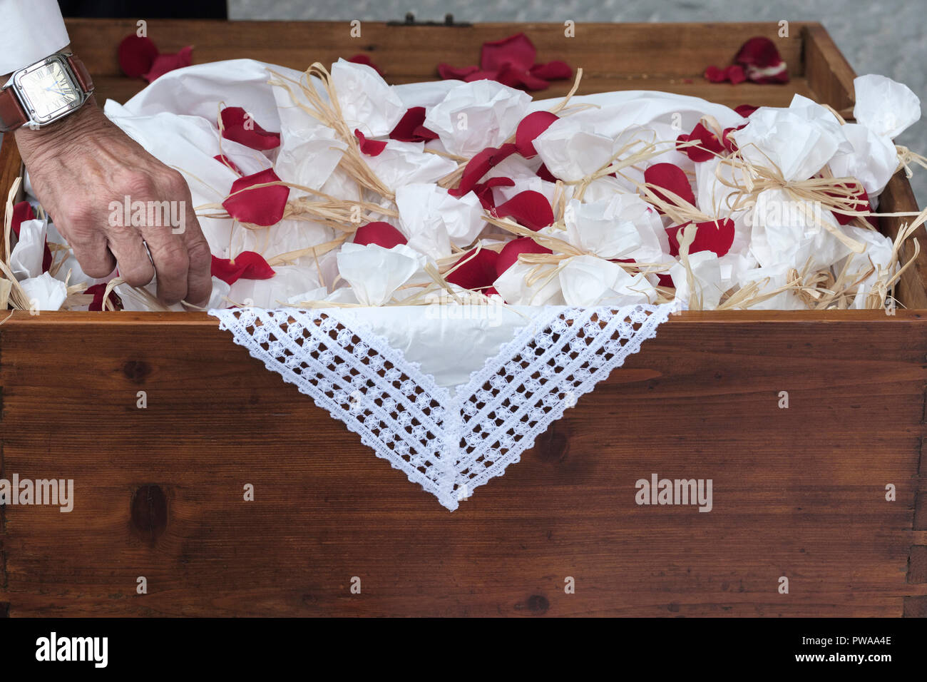 Italienische Hochzeit, Pakete von Reis für Gäste über glückliche Paar zu  werfen, der Piazza del Duomo, der Domplatz, Pistoia, Toskana, Italien,  Europa Stockfotografie - Alamy