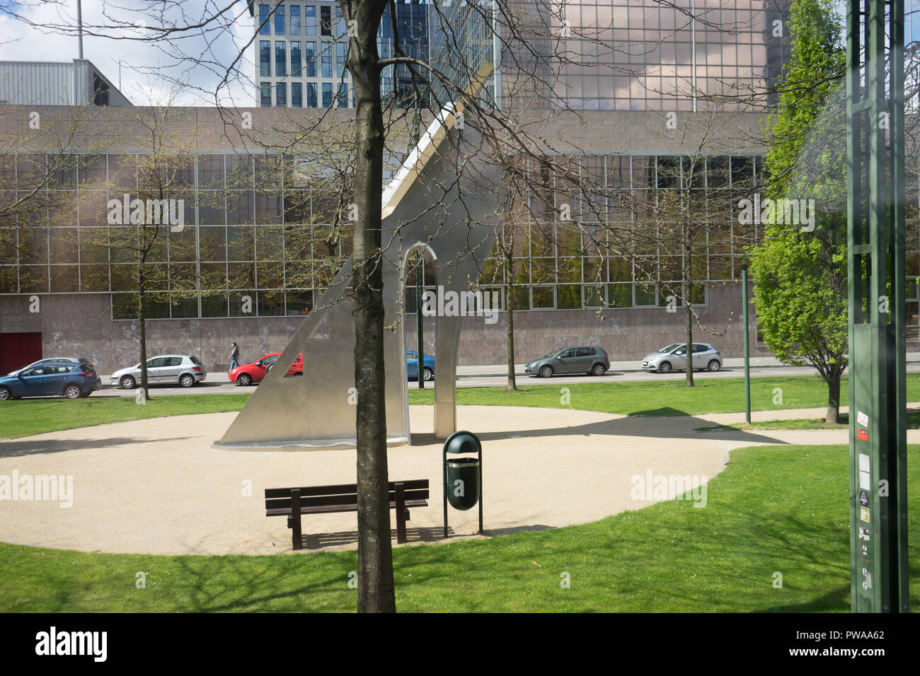 Brüssel, Belgien - 17 April: eine Skulptur, die das Lesen von einem offenen Buch und ist wie ein Schuh in der Nähe des World Trade Center in Brüssel gestaltet, werden Stockfoto