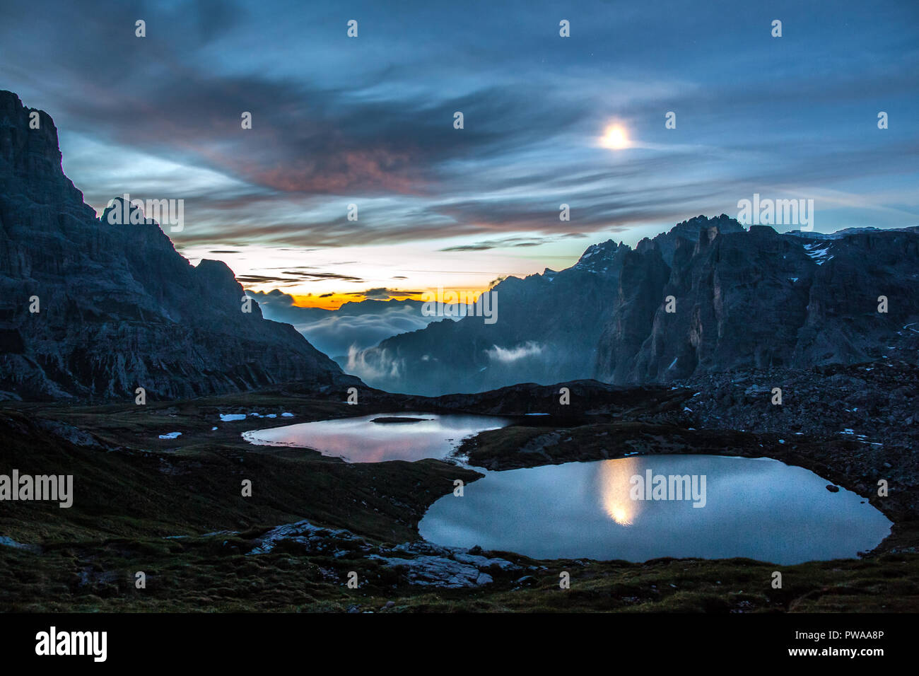 Moonlight und Dämmerung Lichter in Laghi dei Piani, Südtirol, Italien wider Stockfoto