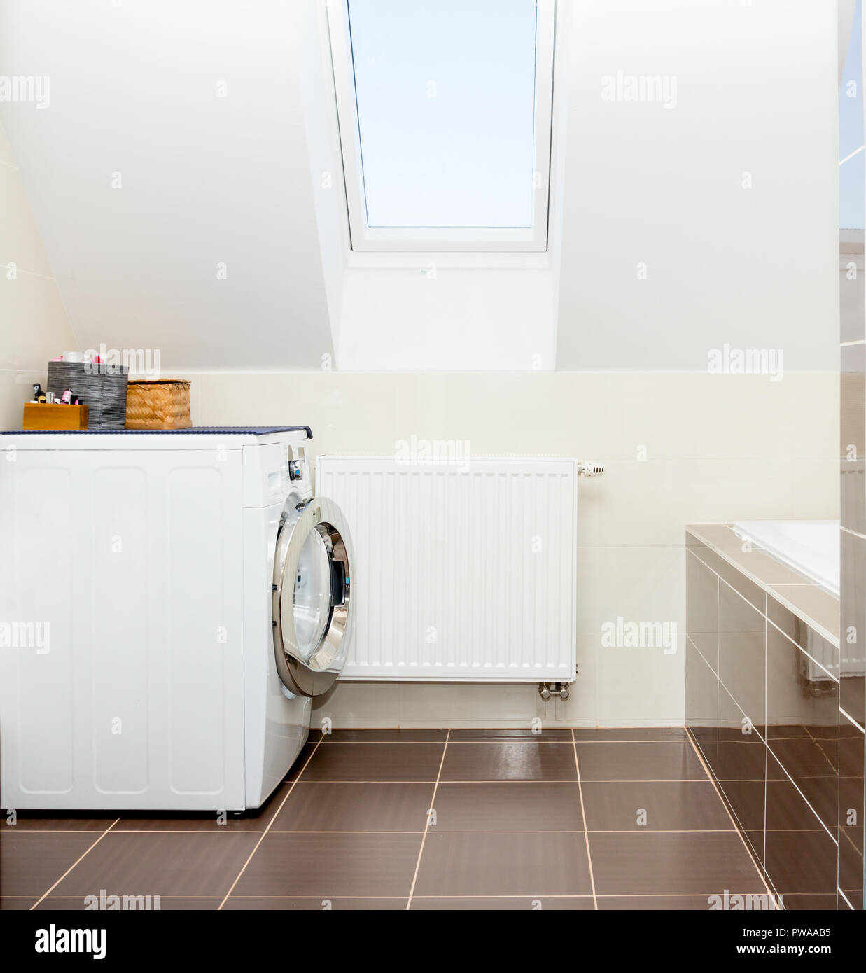 Waschmaschine im Badezimmer Stockfoto