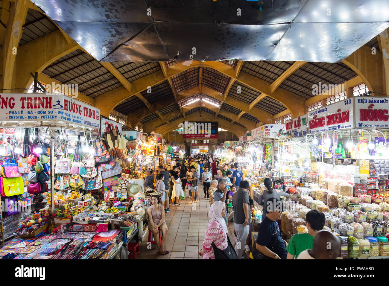 Ho Chi Minh, Vietnam - am 26. September 2018: Gasse in Ben Thanh Markt in Saigon, Vietnam Stockfoto