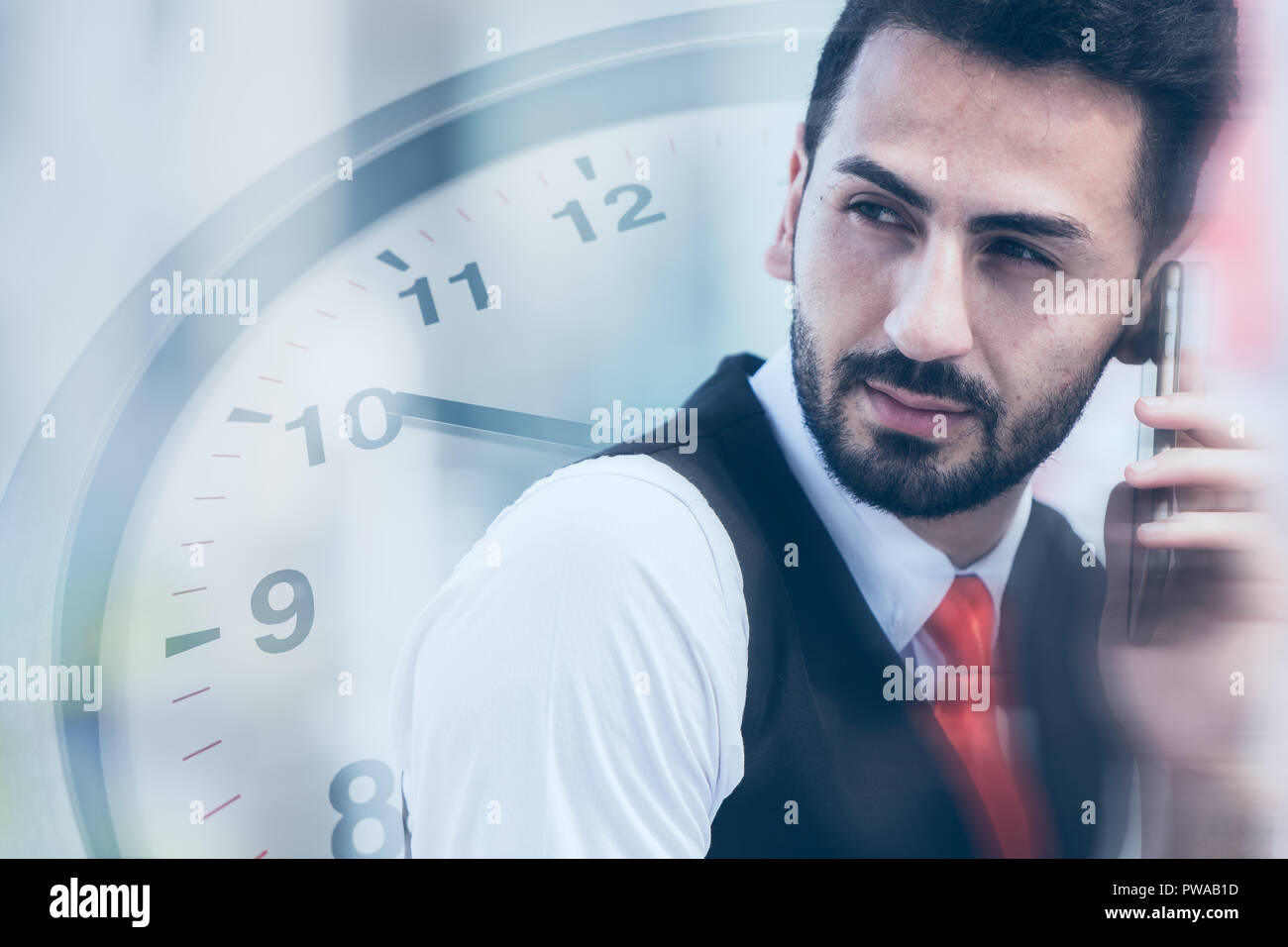 Business Times Kontakt und Kommunikation Geschäftsmann auf Aufruf mit Uhr overlay Hintergrund Stockfoto