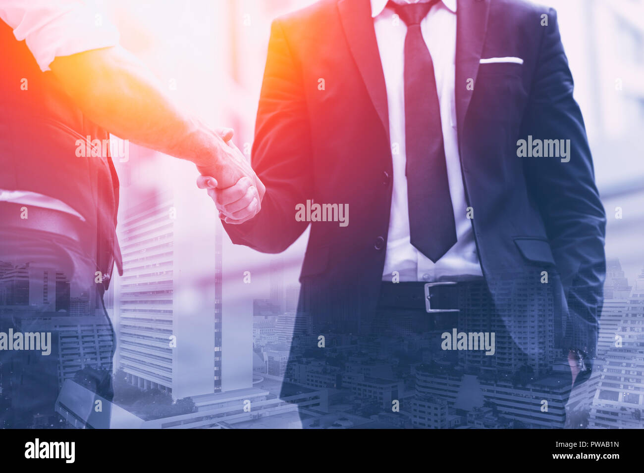 Smart zwei Geschäftsmann handshake komplette Deal job Overlay mit Blick auf die Stadt Stockfoto