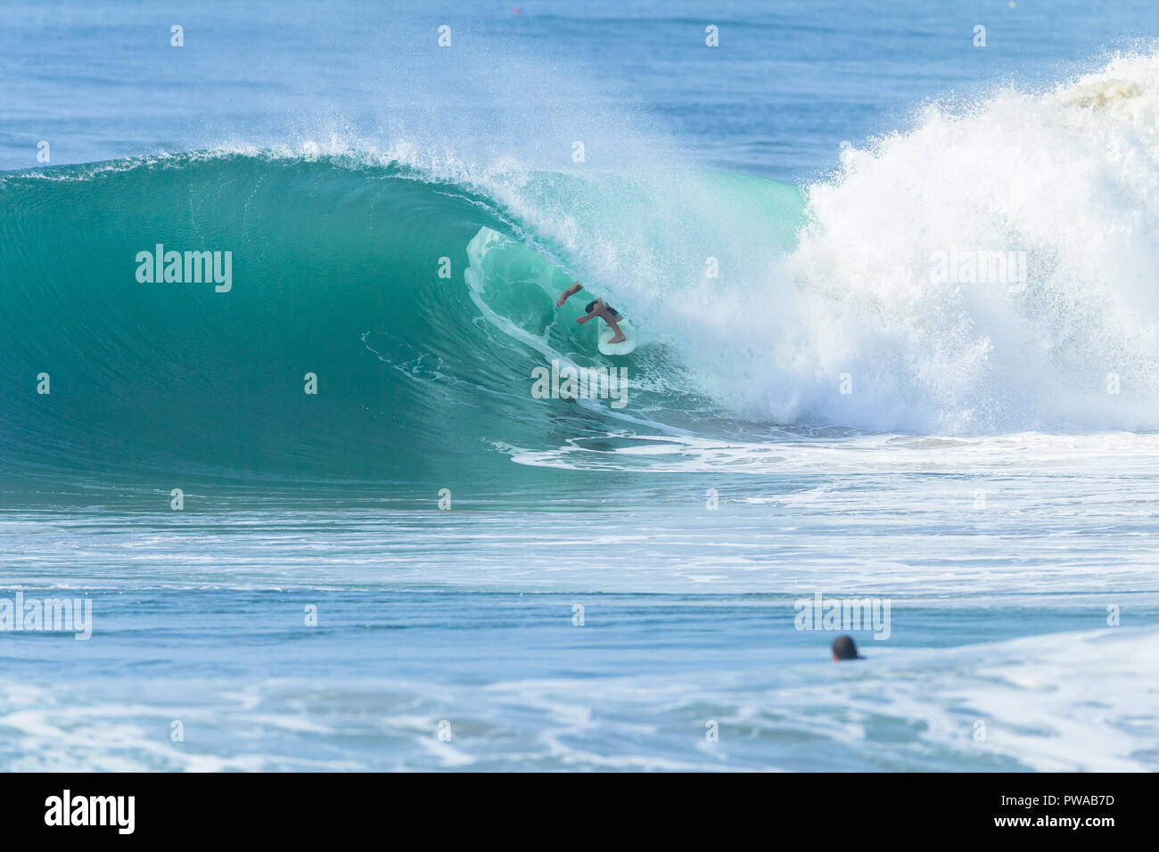 Surfer Surfen Reifenfahrten innen hohl Ocean Wave auf der Suche nach dem Ausgang. Stockfoto