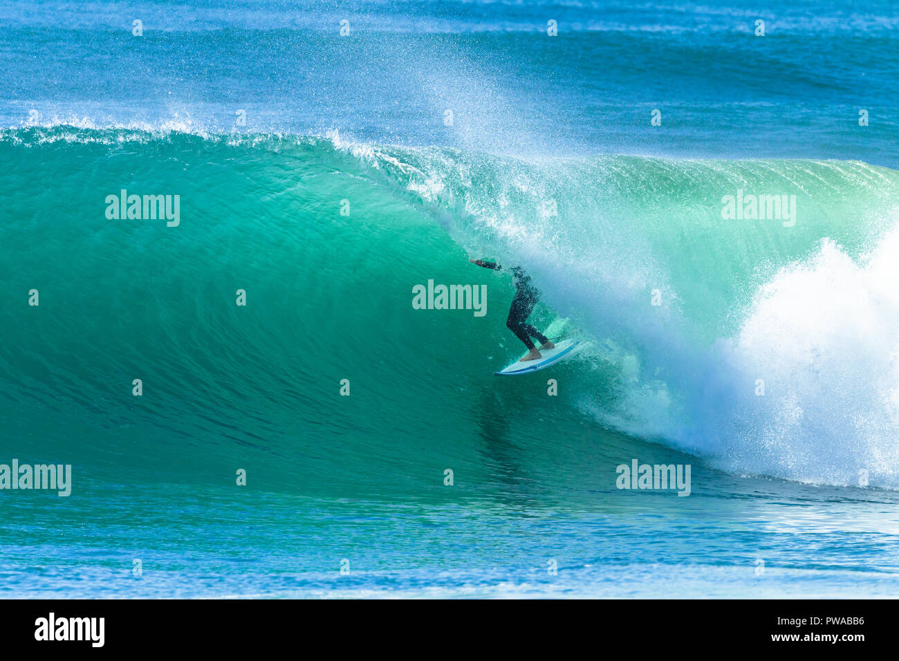Surfer Surfen Reifenfahrten innen hohl Ocean Wave auf der Suche nach dem Ausgang. Stockfoto