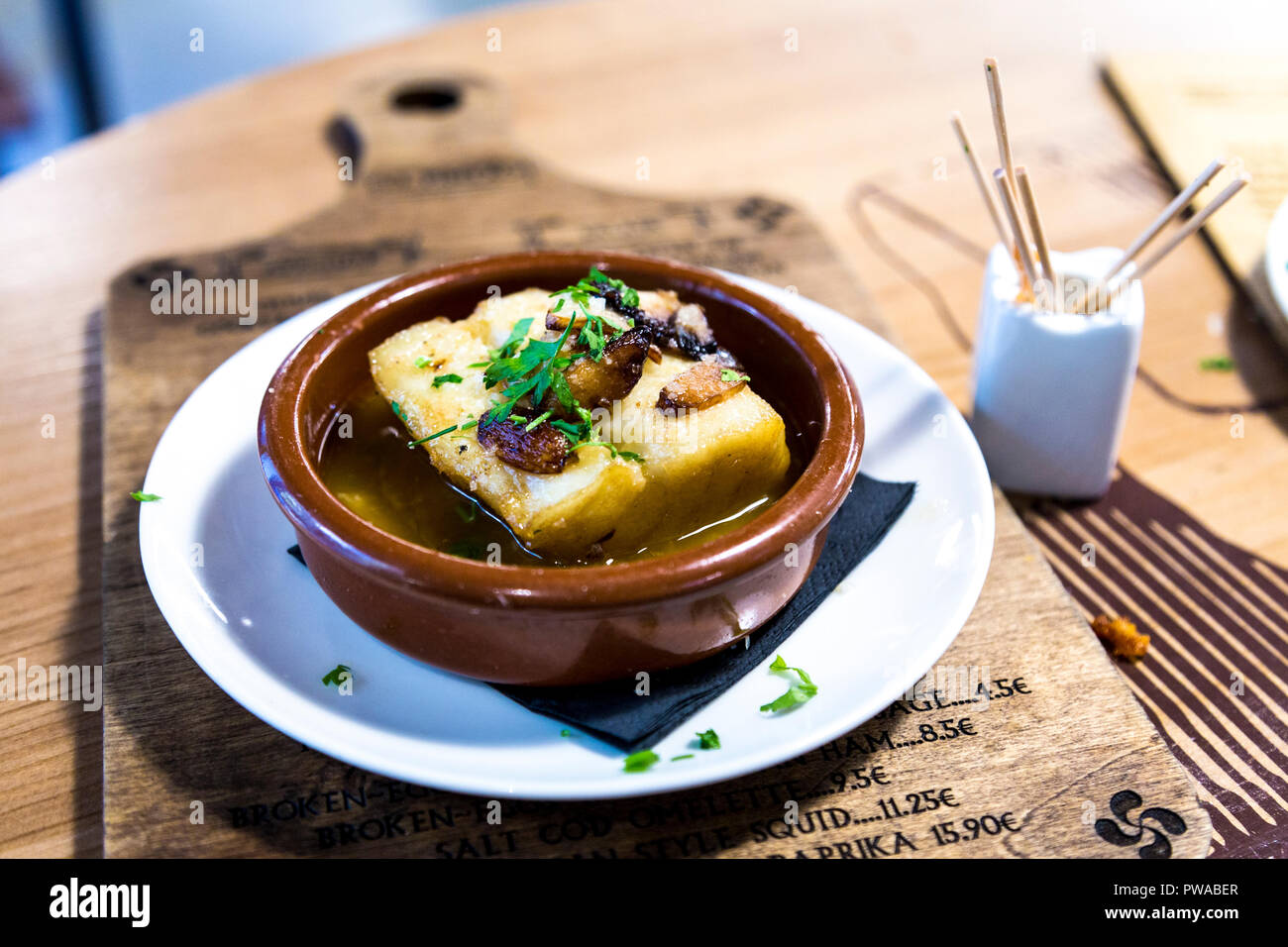 Seehecht mit Knoblauch - ein Pintxos-Gericht im baskischen Stil in El Pintxo de la Barcelona, Barcelona, Spanien Stockfoto