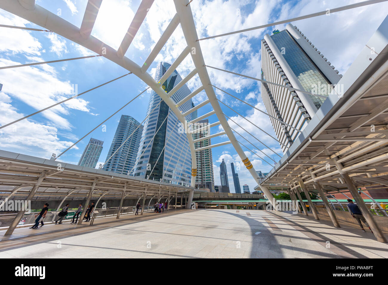 Bangkok reisen Sehenswürdigkeit skyrail Chong Nonsi BTS-Station Brücke beliebtesten Reisen mit hohem Business Office Gebäude. 13. September 2018. Bang Stockfoto