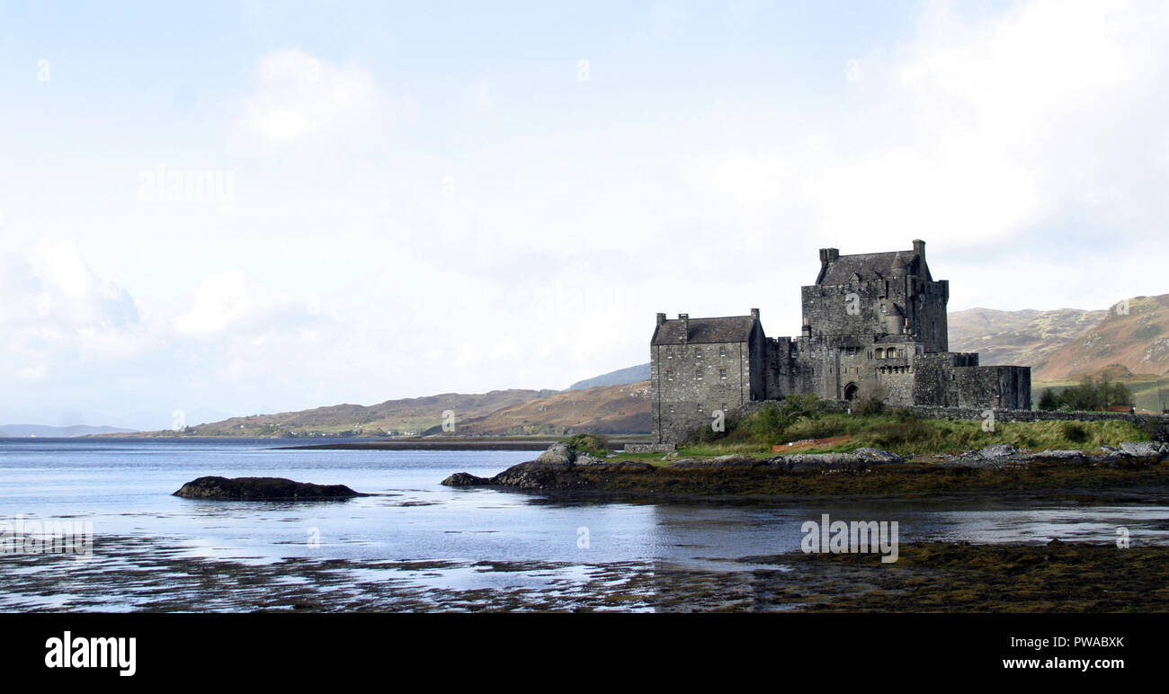 Eilean Donan Castle, die stammt aus dem 13. Jahrhundert, liegt auf einer kleinen Insel im Loch Duich in Schottland. Es ist eines der beliebtesten und am meisten fotografierten Burgen in Schottland, wenn nicht im Vereinigten Königreich. Es hat auch ein paar Auftritte in Spielfilme gemacht. Stockfoto