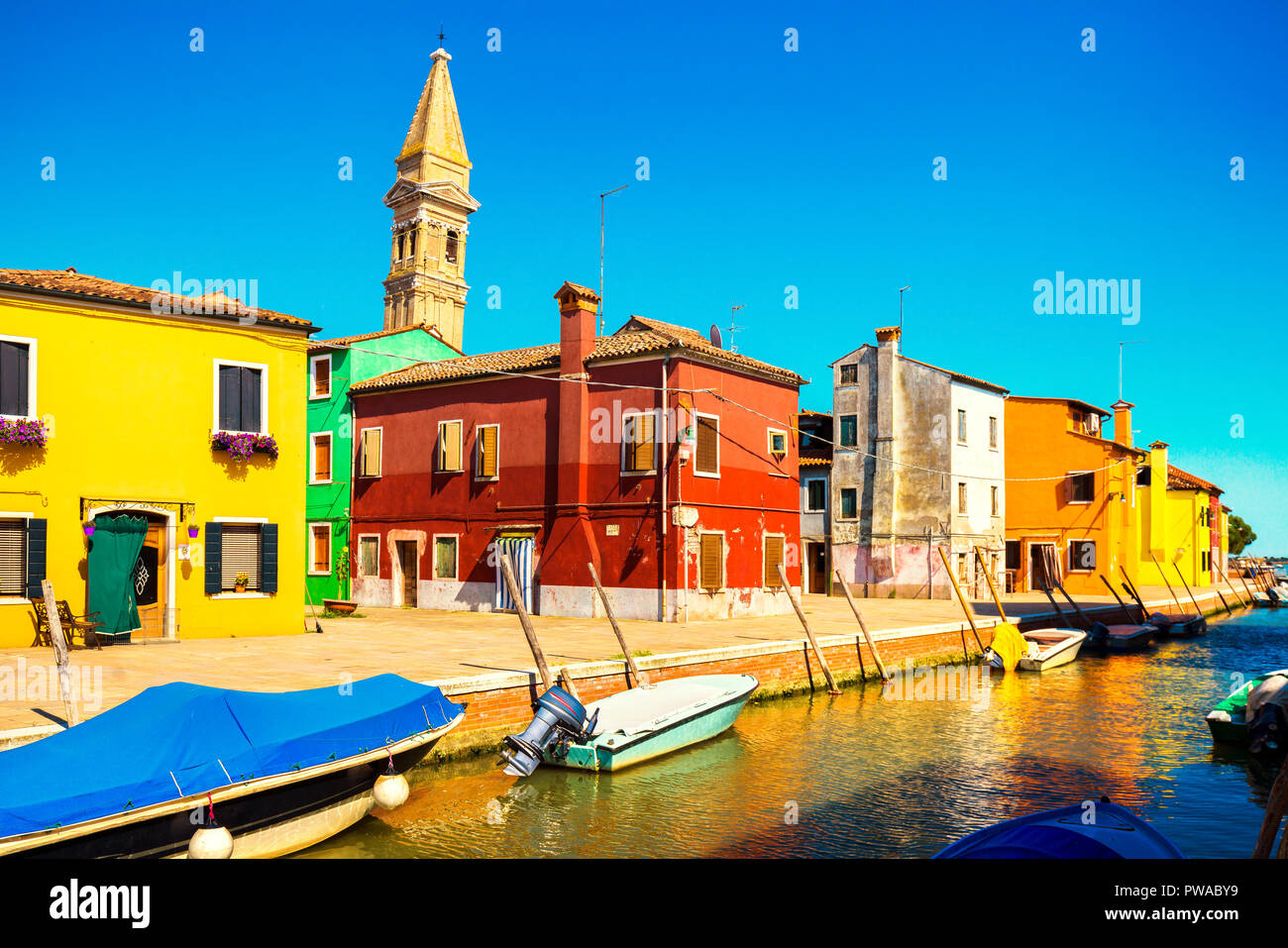 Wahrzeichen von Venedig, Burano Insel Kanal, bunte Häuser und Boote, Italien. Stockfoto