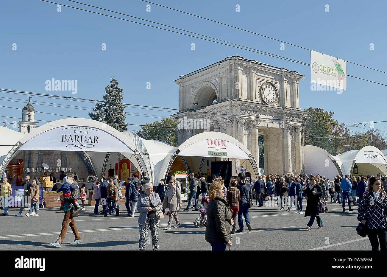 CHISINAU, Moldawien - OKTOBER 6, 2018: Menschenmassen rund um den Triumphbogen zu sammeln, wurde 1840 erbaut, um den Sieg des Russischen Reiches über die zu gedenken. Stockfoto