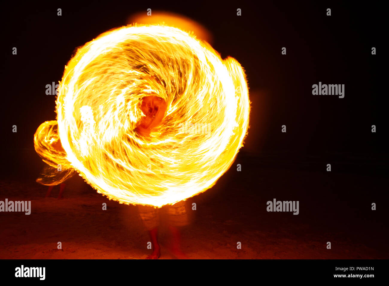 Feuertänzer Swing fire Dancing Show Feuershow am Strand Tanz mann