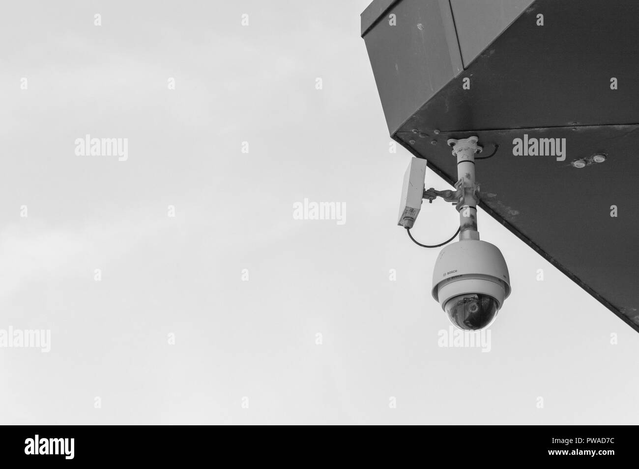 CCTV-Überwachungskamera "Watching Over You". Kriminalprävention Metapher, Überwachungsstaat, Sicherheitssystem, Gesichtserkennung Konzept. Stockfoto