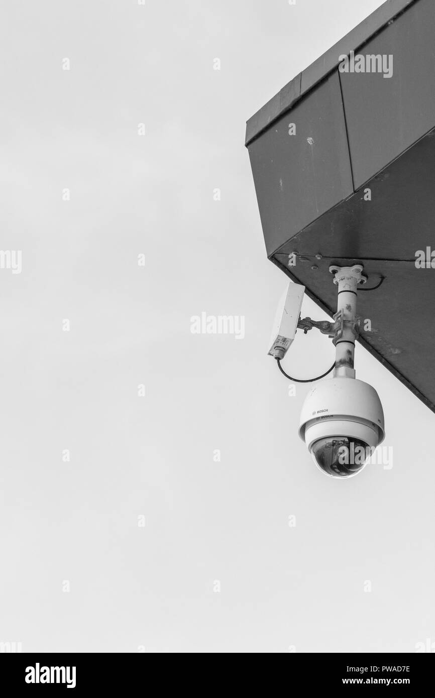 CCTV-Überwachungskamera "Watching Over You". Kriminalprävention Metapher, Überwachungsstaat, Sicherheitssystem, Gesichtserkennung Konzept. Stockfoto