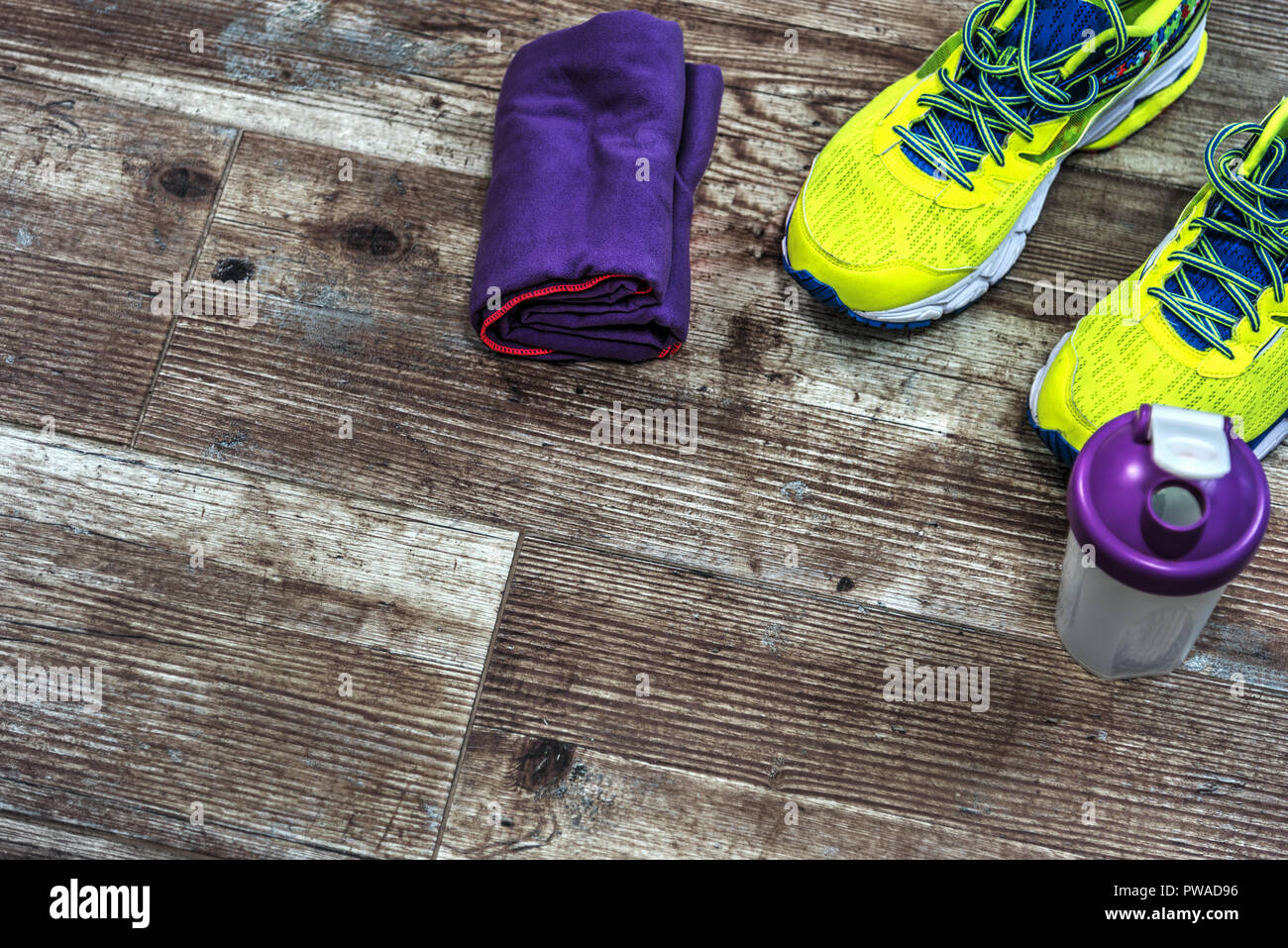In der Nähe der bunten Laufschuhe Stockfoto