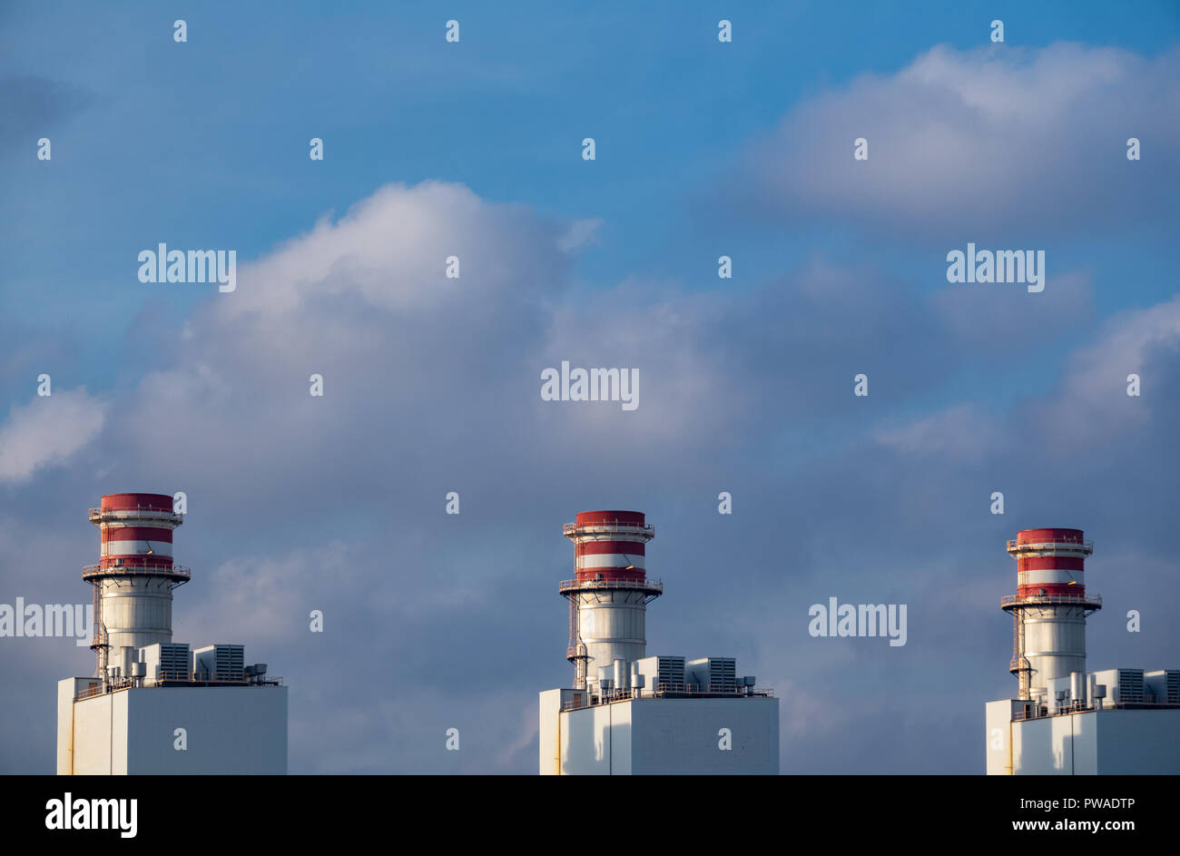 Drei Industrieschornsteinen und bewölkter Himmel, Long Shot Stockfoto