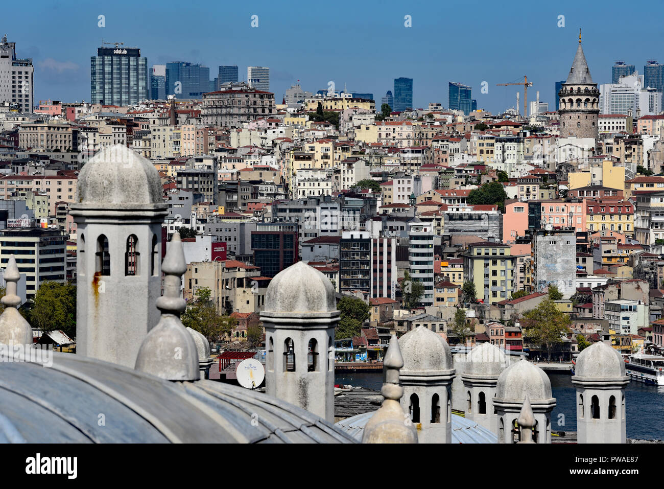 Blick von der Süleymaniye Moschee in der Galata Turm auf das Goldene Horn, Beyoglu, Istanbul, Türkei, Europa. Stockfoto