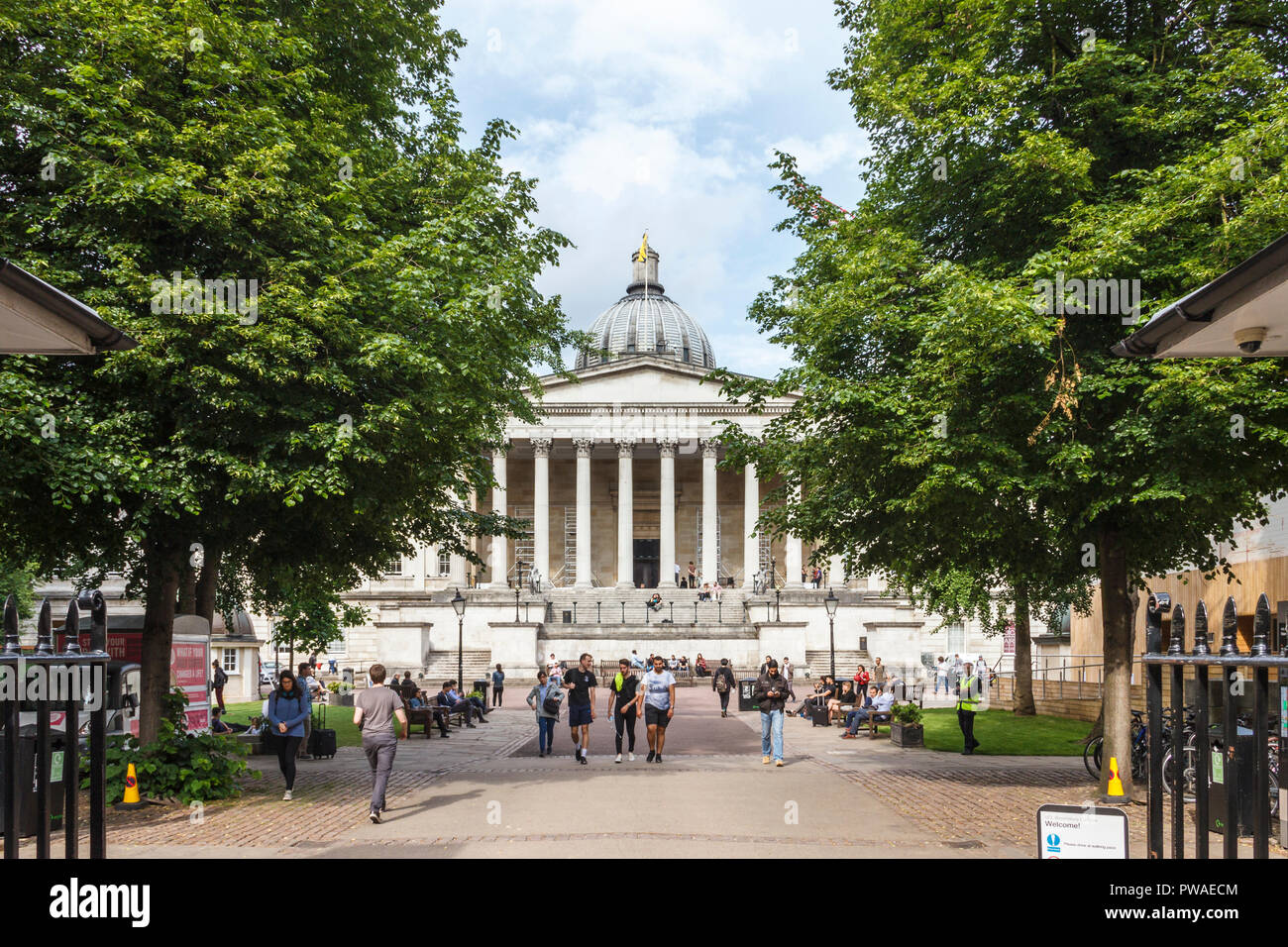 Studenten im Innenhof des University College London Gower Street, London, UK Stockfoto