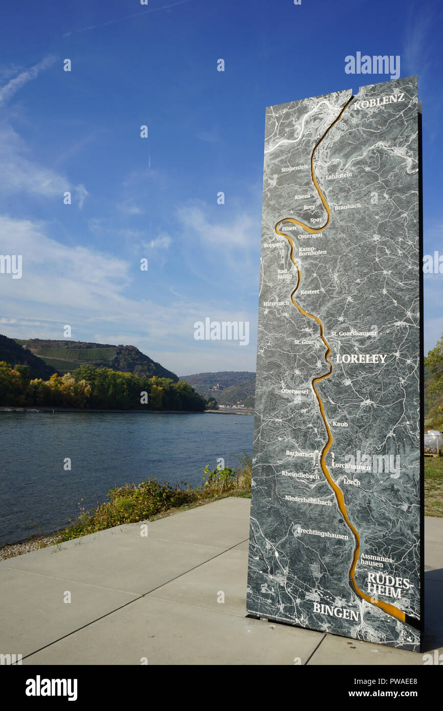 Welterbe-Stele mit Illuminiertem Rheinverlauf, Welterbe Kulturlandschaft Oberes Mittelrheintal, Rhein, Deutschland, Europa Stockfoto