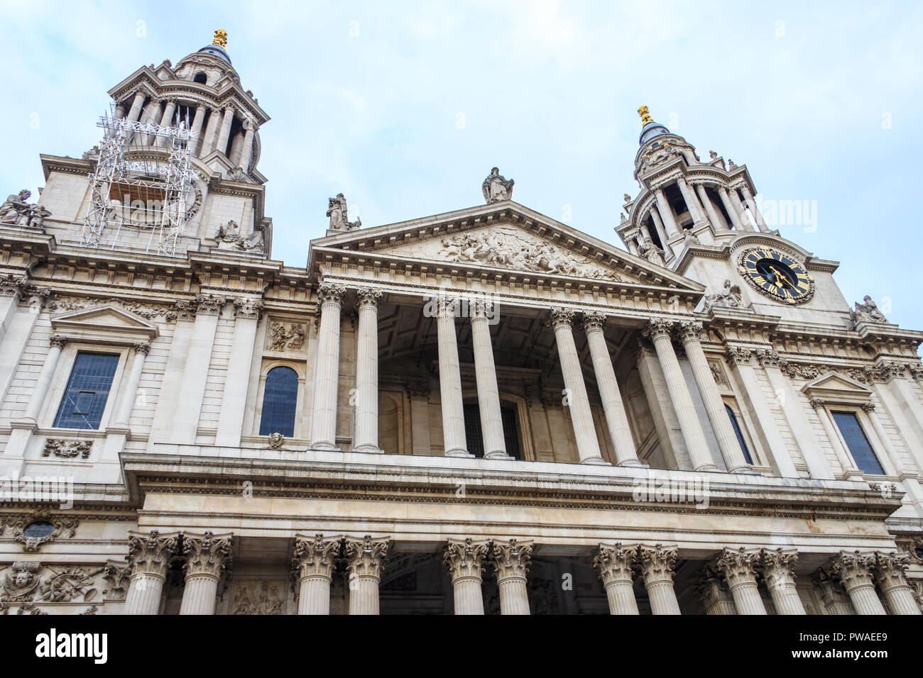 Die Vorhalle des St. Paul's Cathedral, London, UK, der Glockenturm, die sich einer Wartung arbeiten Stockfoto