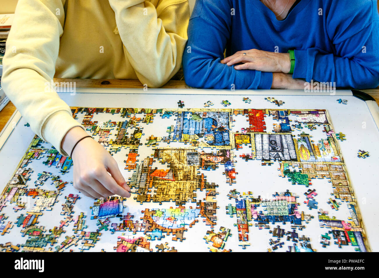 Mutter und Tochter tun ein Puzzle zusammen Stockfoto